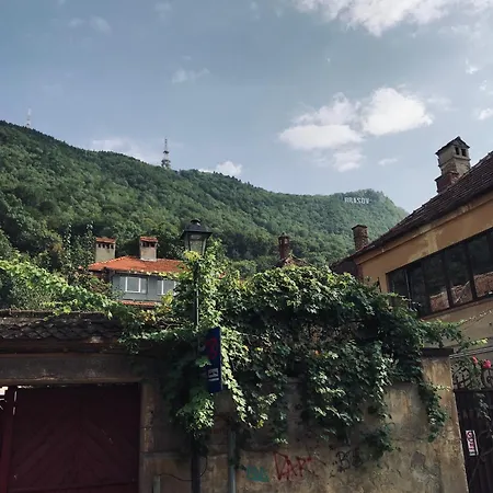 Gorgeous Flat With Patio And Mountain Views