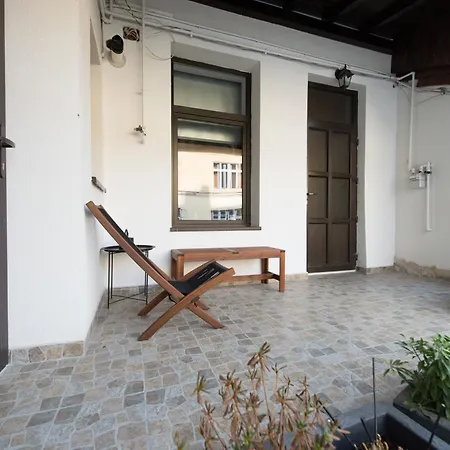 Gorgeous Flat With Patio And Mountain Views