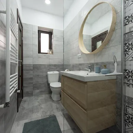Apartment Gorgeous Flat With Patio And Mountain Views