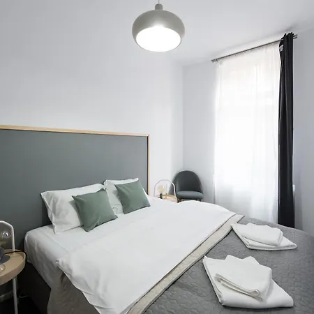 Gorgeous Flat With Patio And Mountain Views