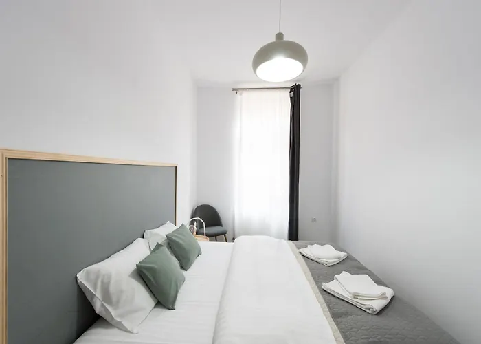 Apartment Gorgeous Flat With Patio And Mountain Views