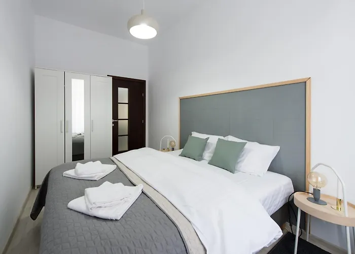 Gorgeous Flat With Patio And Mountain Views