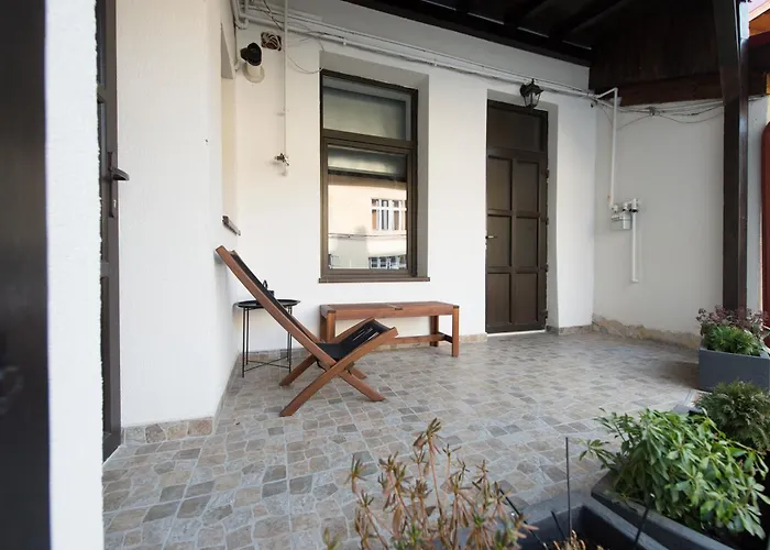 Gorgeous Flat With Patio And Mountain Views