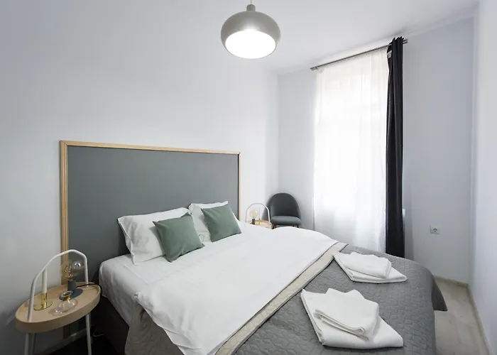 Gorgeous Flat With Patio And Mountain Views